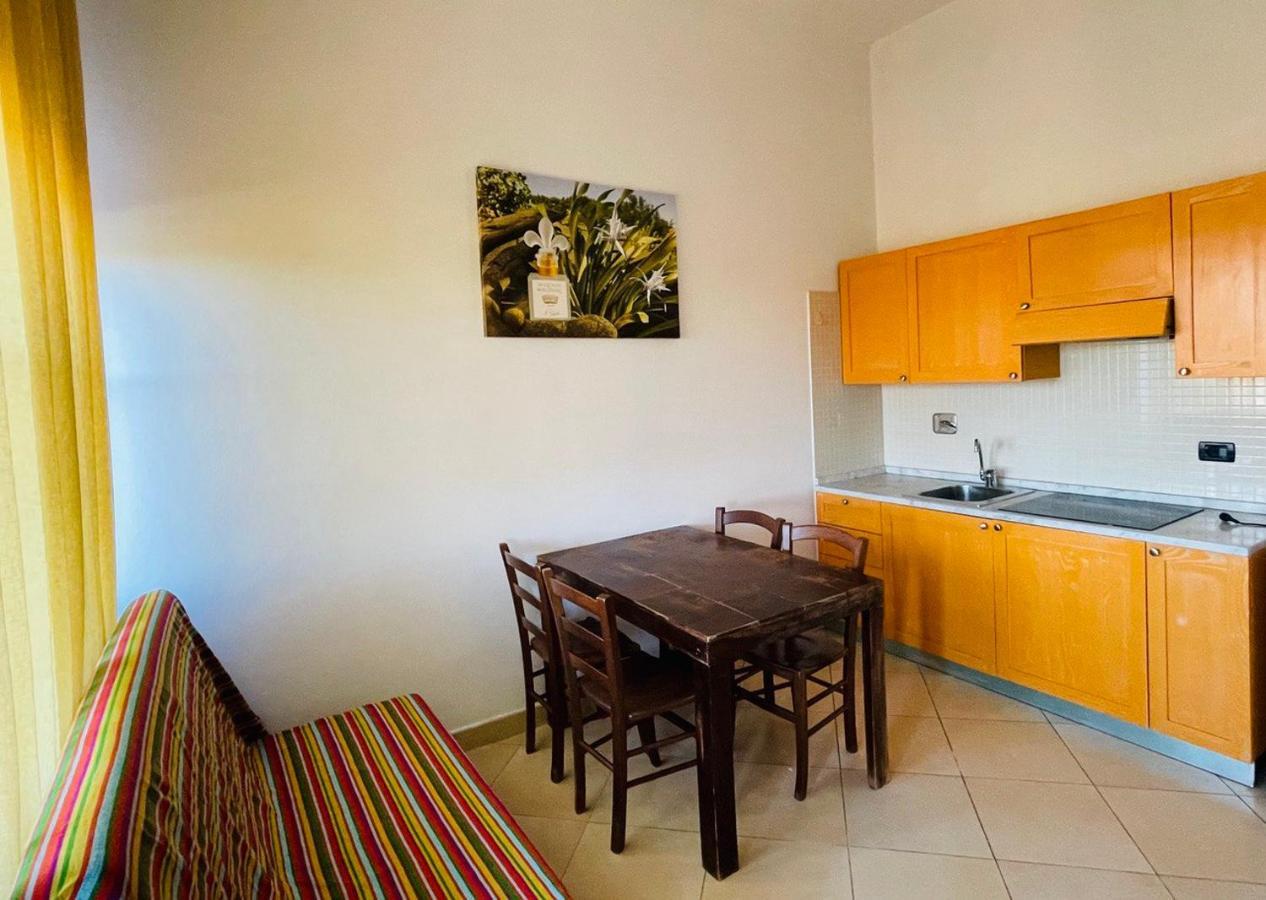 Regina Beach Holiday Apartments 티레니아 외부 사진